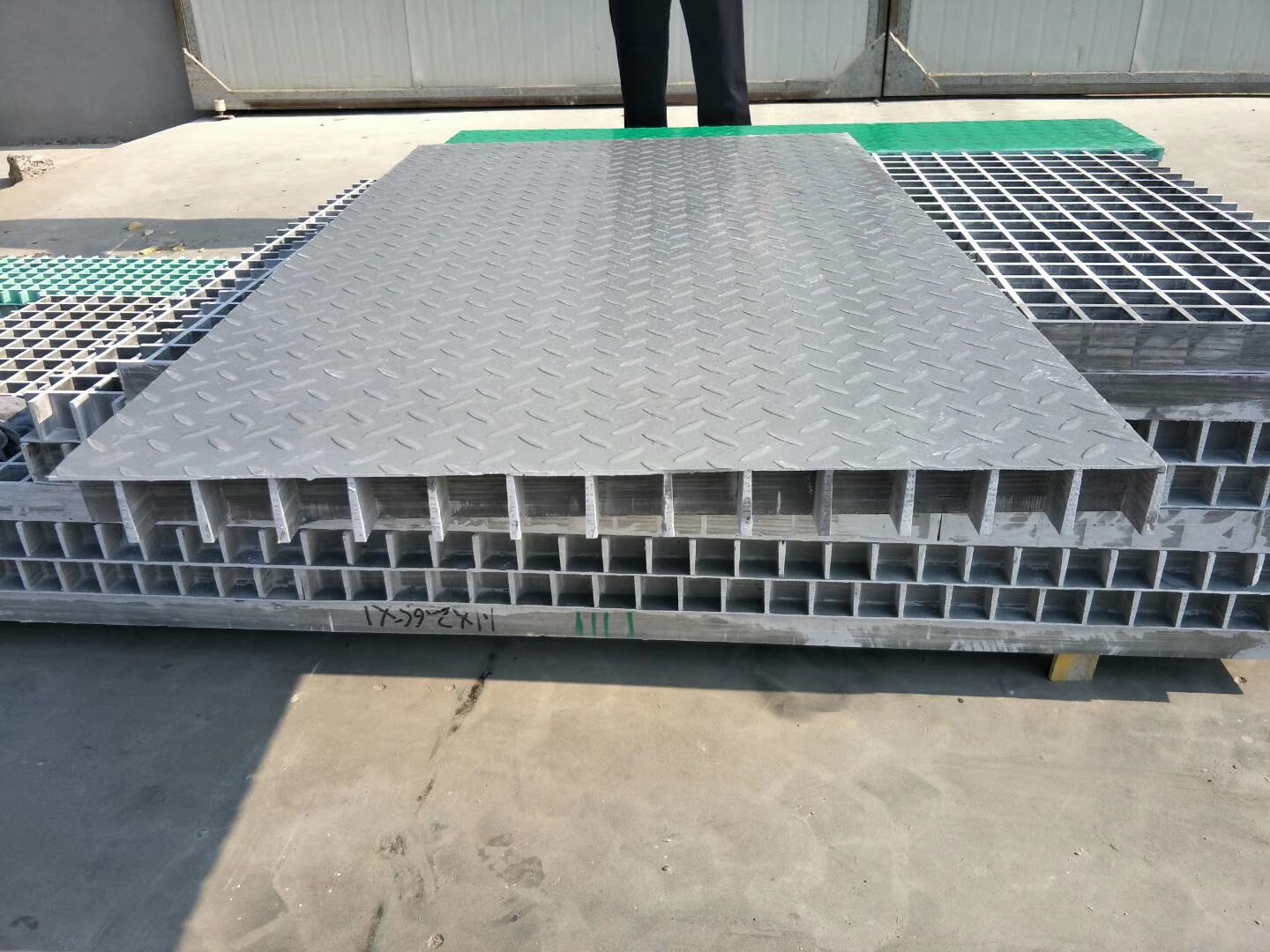 玻璃钢格栅盖板：性能优势与应用领域